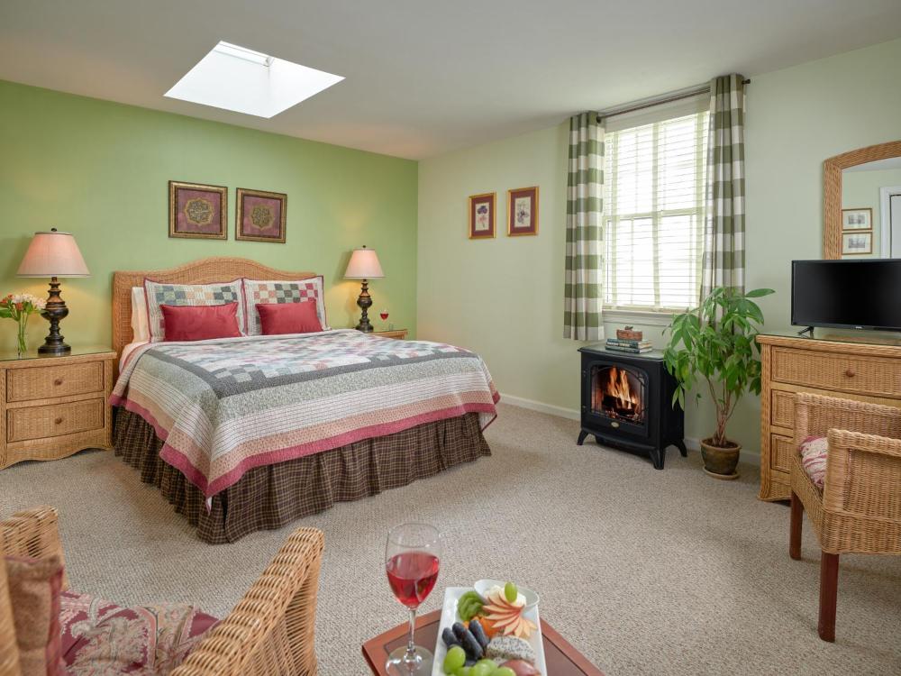 Deluxe Queen Room interior