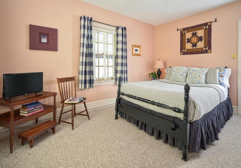 Deluxe Queen Room interior